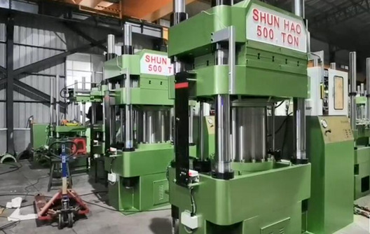 Shuhao Memeriksa dan Menguji Mesin Press Peralatan Makan Melamin sebelum Pengiriman