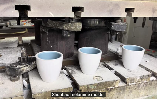 Pabrik Shunhao: Produksi Peralatan Makan Melamin 2 Warna
    